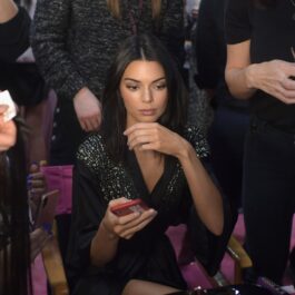 Kendall Jenner într-o rochie neagră în timp ce se pregătește pentru un show de modă