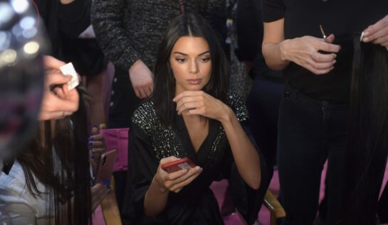 Kendall Jenner a purtat o rochie neagră la o petrecere de la Hollywood. Vedeta a atras toate privirile asupra sa