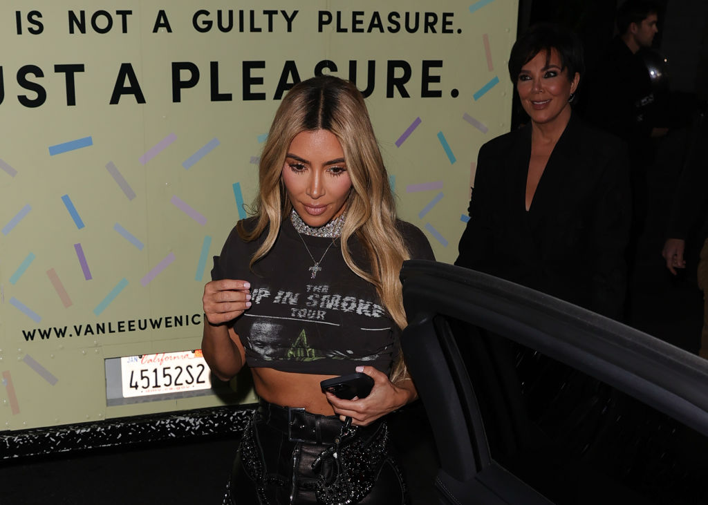 Kim Kardashian, blondă, cu un crop top, alături de mama sa, pe stradă