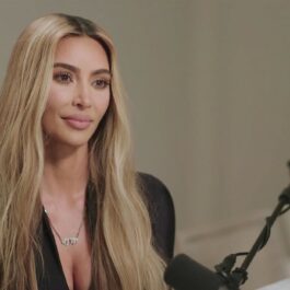 Kim Kardashian, cu părul blond, lung, la un interviu pentru un post TV