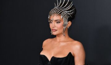 Kylie Jenner la show-ul de modă Mugler de la Paris Fashion Week 2023