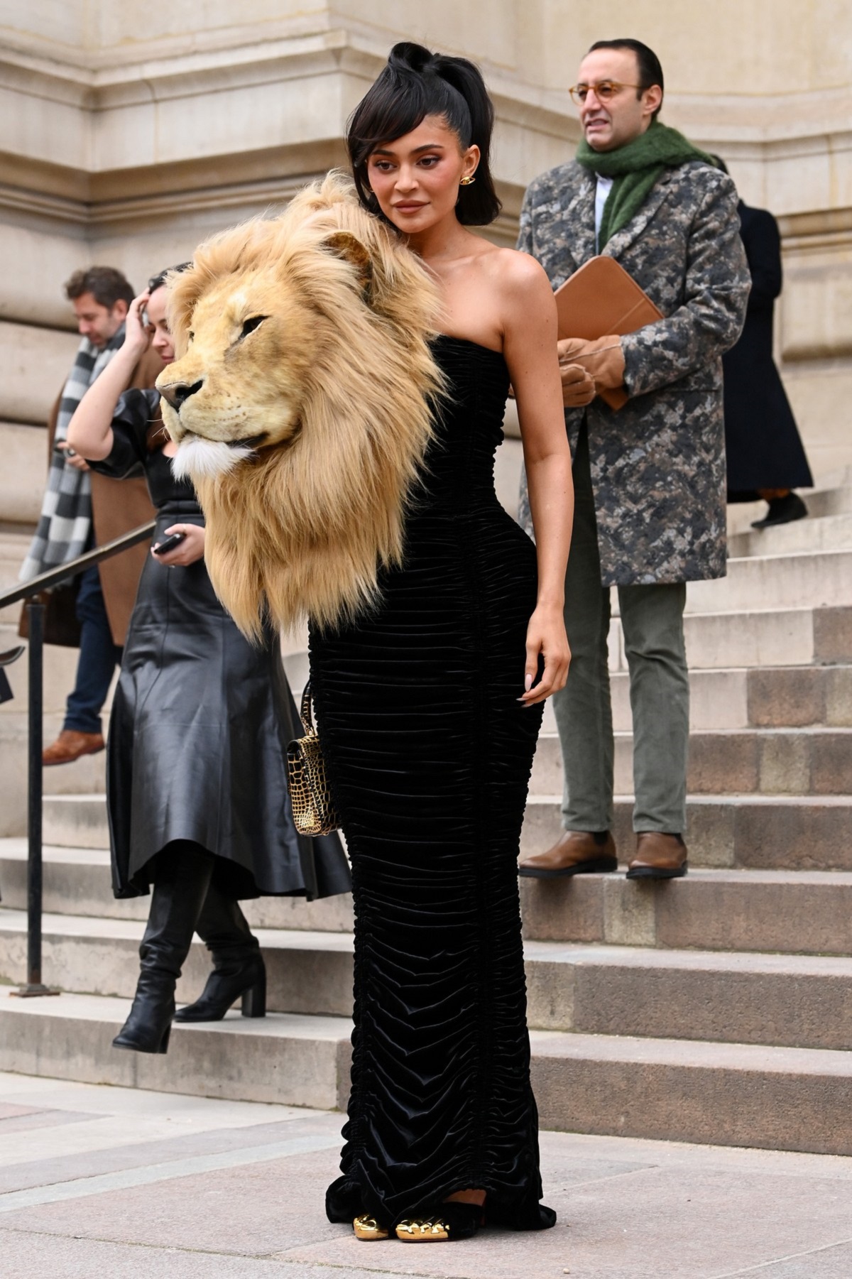 Kylie Jenner într-o rochie neagră cu un cap de leu pe umeri la Săptămâna Modei de la Paris 2023