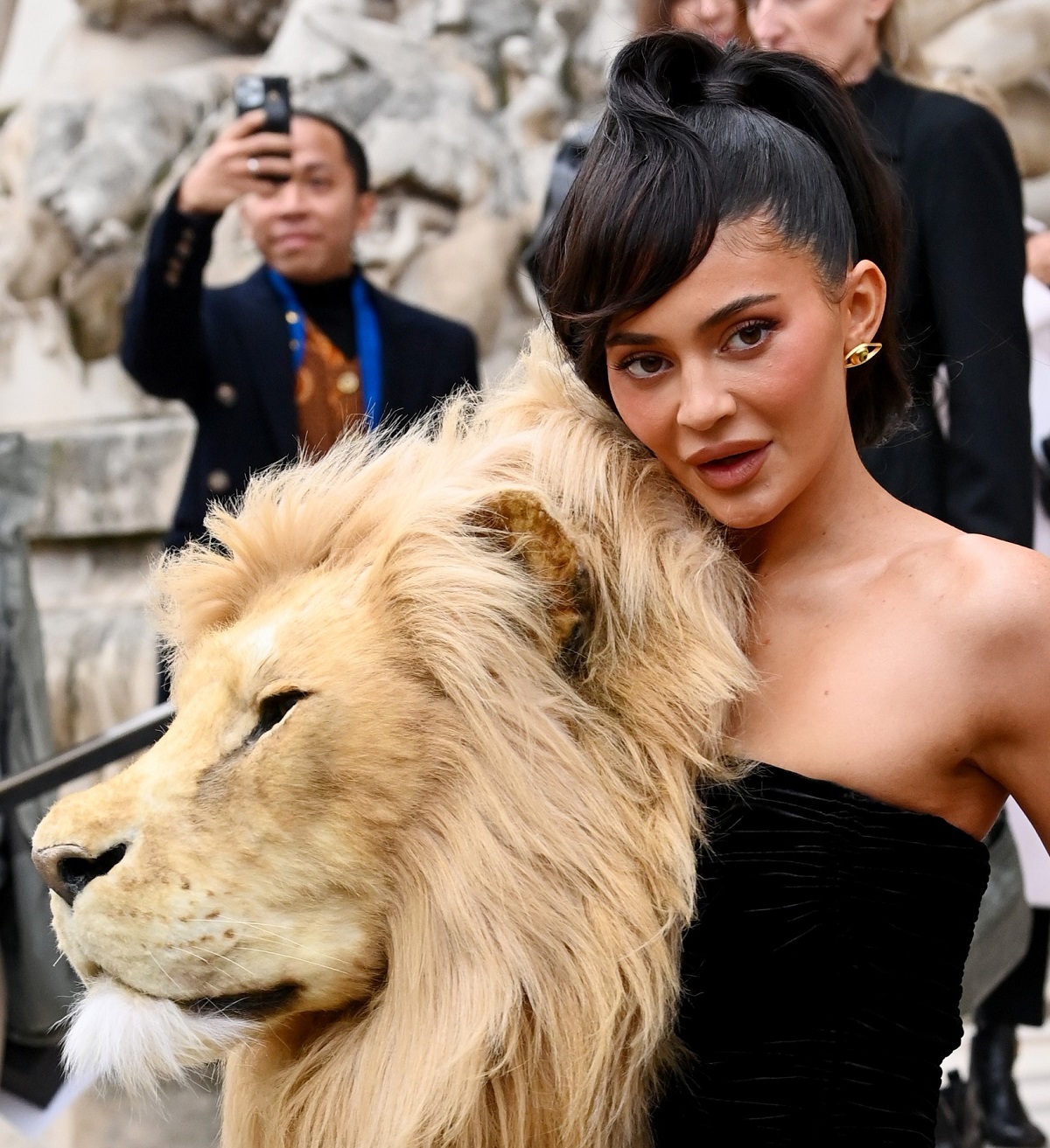 Kylie Jenner cu un cap mare de leu pe umeri la Săptămâna Modei de la Paris 2023
