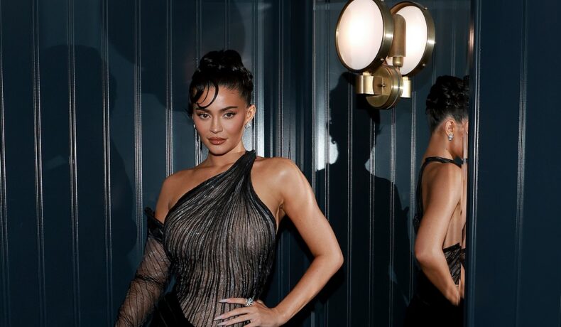 Kylie Jenner într-o rochie neagră la CFDA Fashion Awards