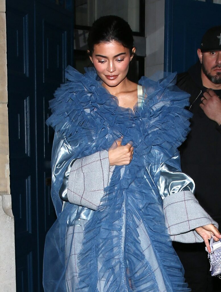 Kylie Jenner într-o rochie albastră la Săptămâna Modei de la Paris 2023