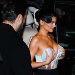 Kylie Jenner în timp ce își ține corsetul la Săptămâna Modei de la Paris 2023
