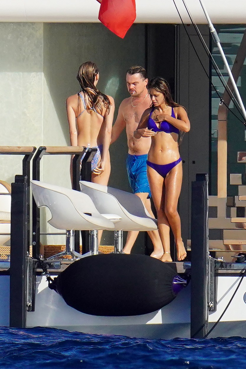 Leonardo DiCaprio se distrează cu niște prieteni