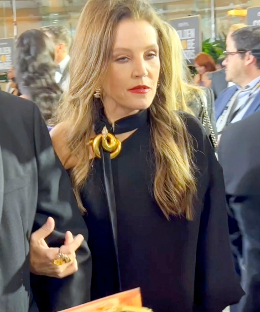 Lisa Marie Presley, la Globurile de Aur 2023, într-o rochie neagră cu accesorii aurii
