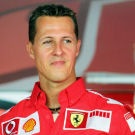 Michael Schumacher, la o cursă de mașini în 2005, îmbrăcat în roșu