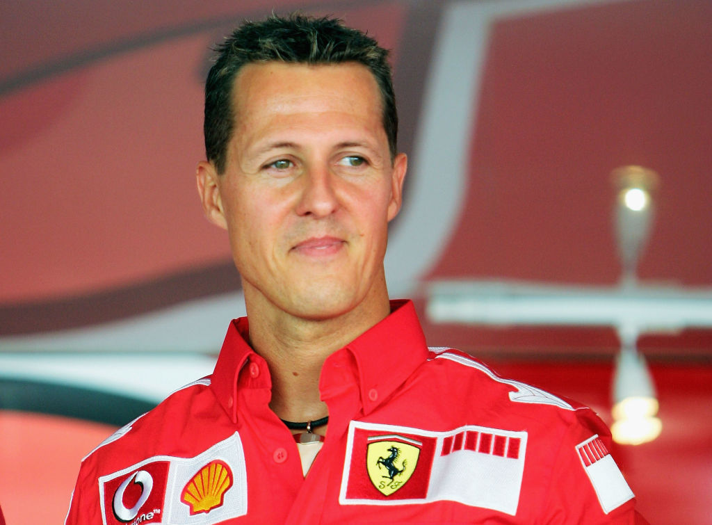 Michael Schumacher, la o cursă de mașini în 2005, îmbrăcat în roșu