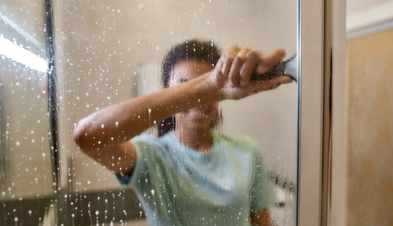 Cum să cureți ușile din sticlă de la cabina de duș. Trucuri care le pot face să strălucească