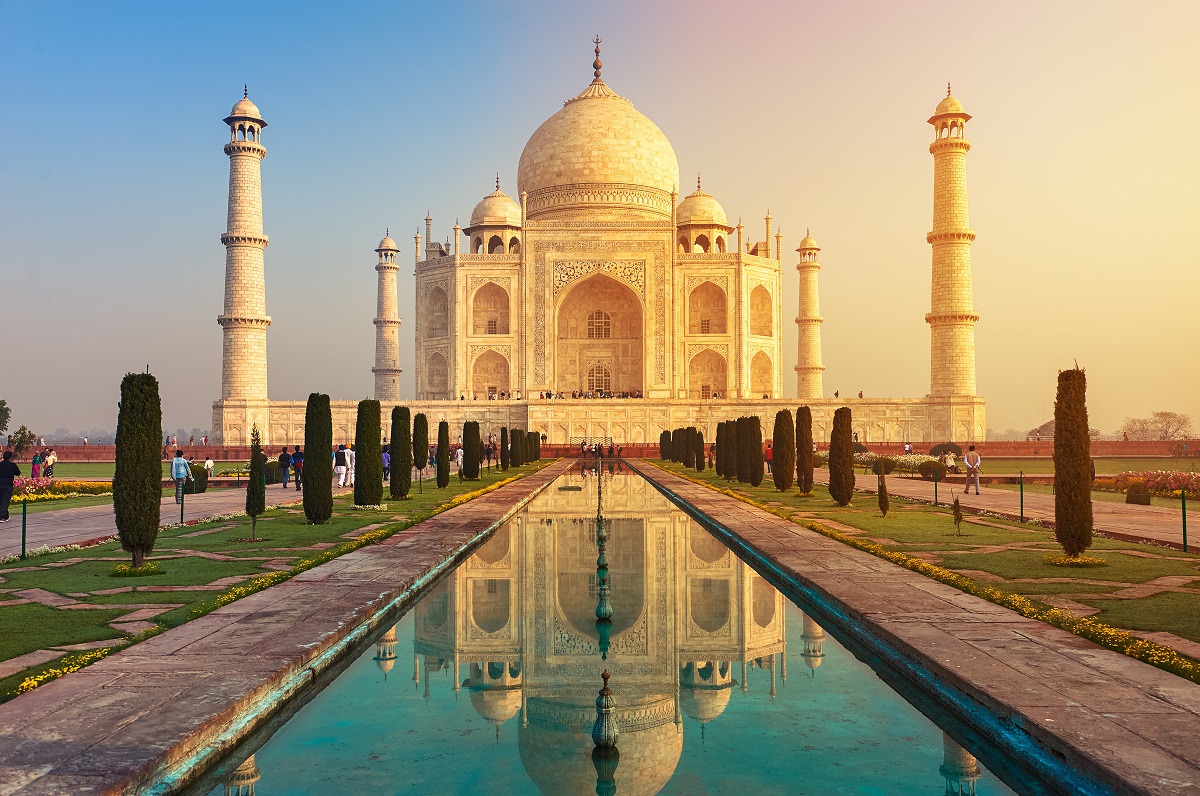 Fotografie panormaică ce surprinde monumentul Taj Mahal din India