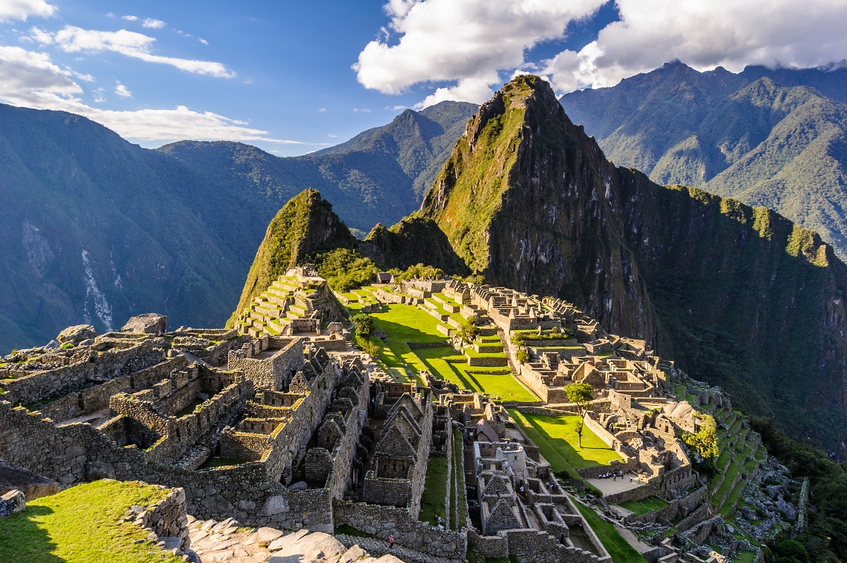 Panoramă ce surprinde una dintre cele mai frumoase locații de vizitat în anul 2023, anume Machu Picchu