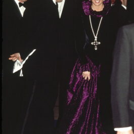 Prințesa Diana, la o gală de caritate, cu un colier în formă de cruce