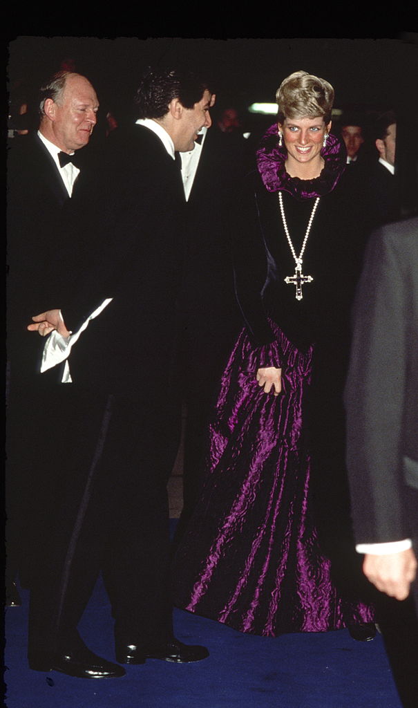Prințesa Diana, la o gală de caritate, cu un colier în formă de cruce