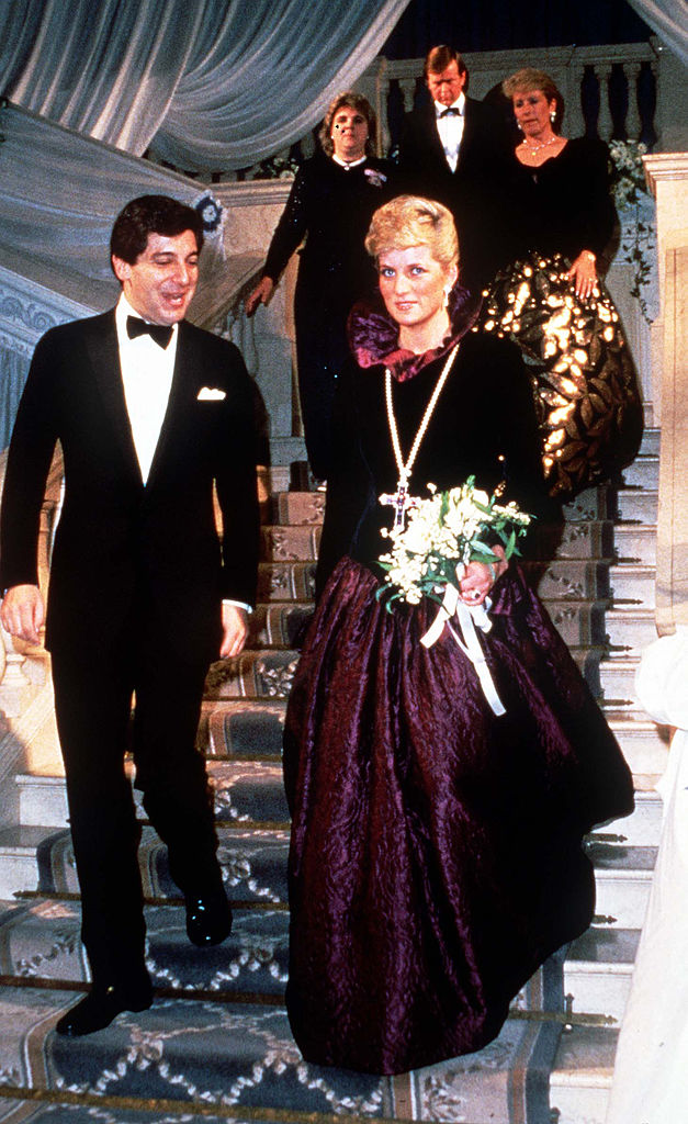 Prințesa Diana, într-o rochie din catifea, la o gală de caritate