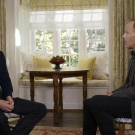 Prințul Harry, pe un scaun, la o discuție cu un jurnalist CBS