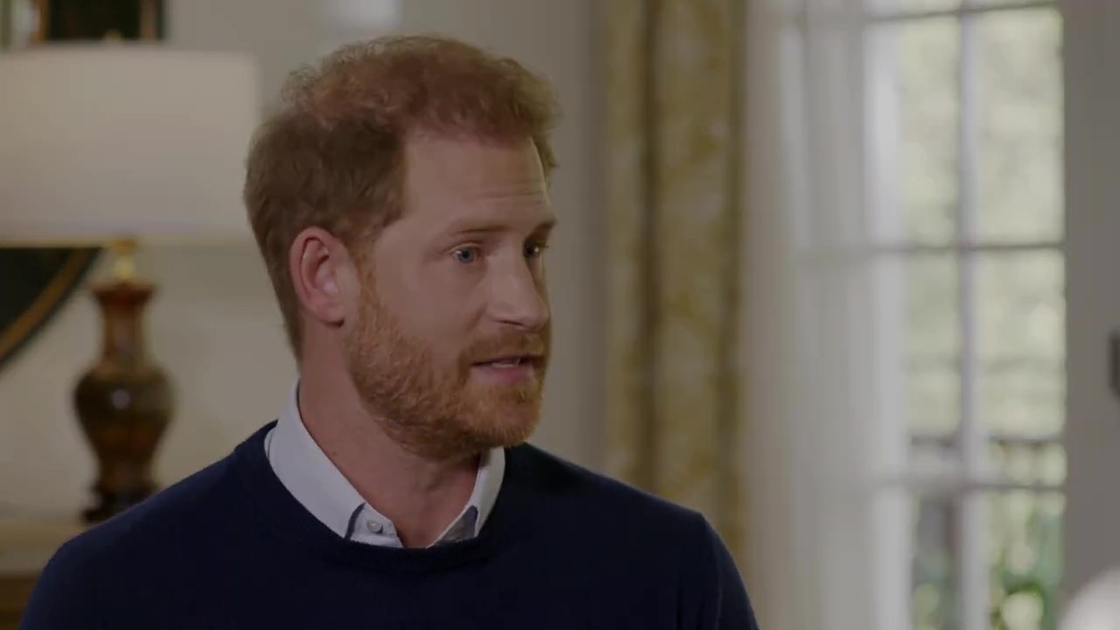 Prințul Harry, interviu pentru CBS, îmbrăcat într-o cămașă, cu un pulover peste
