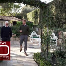 Prințul Harry se plimbă prin curtea casei din Montecito alături de un jurnalist