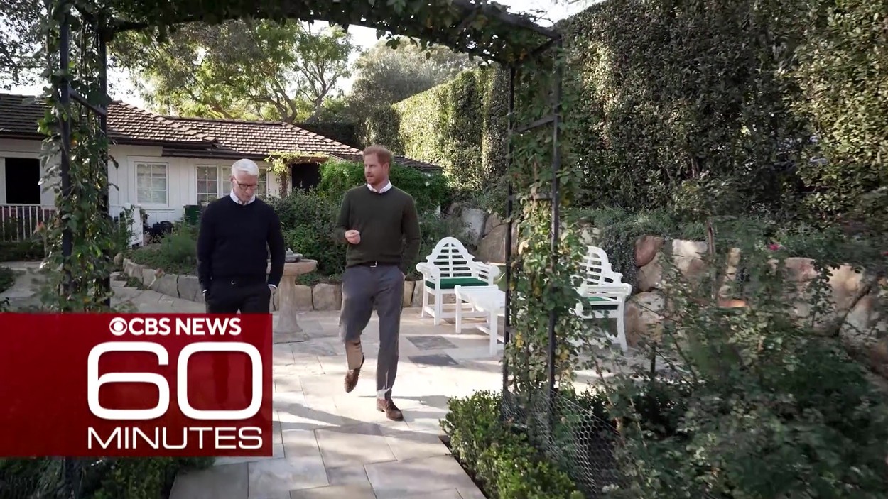 Prințul Harry se plimbă prin curtea casei din Montecito alături de un jurnalist
