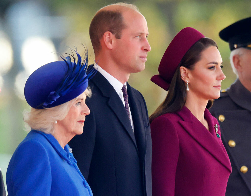 Regina de Camilla, alături de Prințul și Prințesa de Wales, la un eveniment