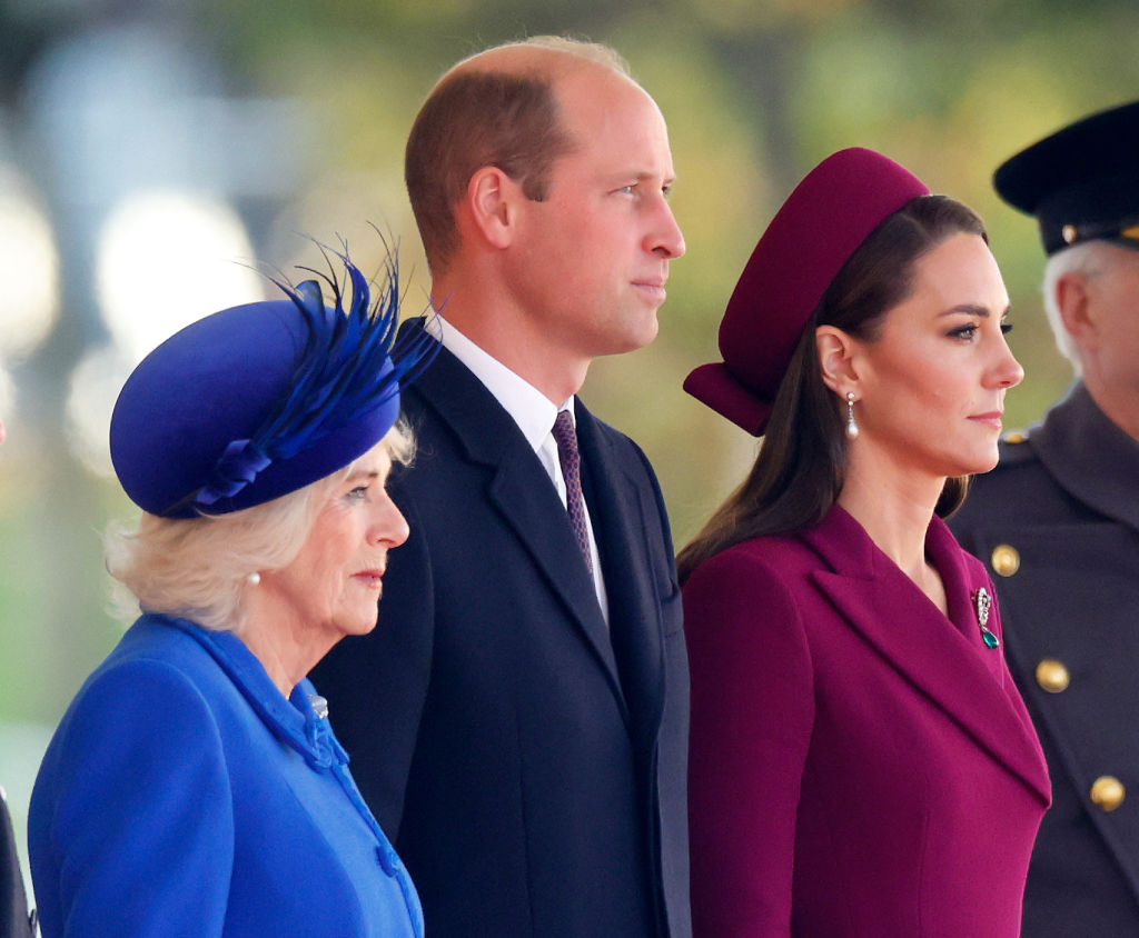 Regina de Camilla, alături de Prințul și Prințesa de Wales, la un eveniment