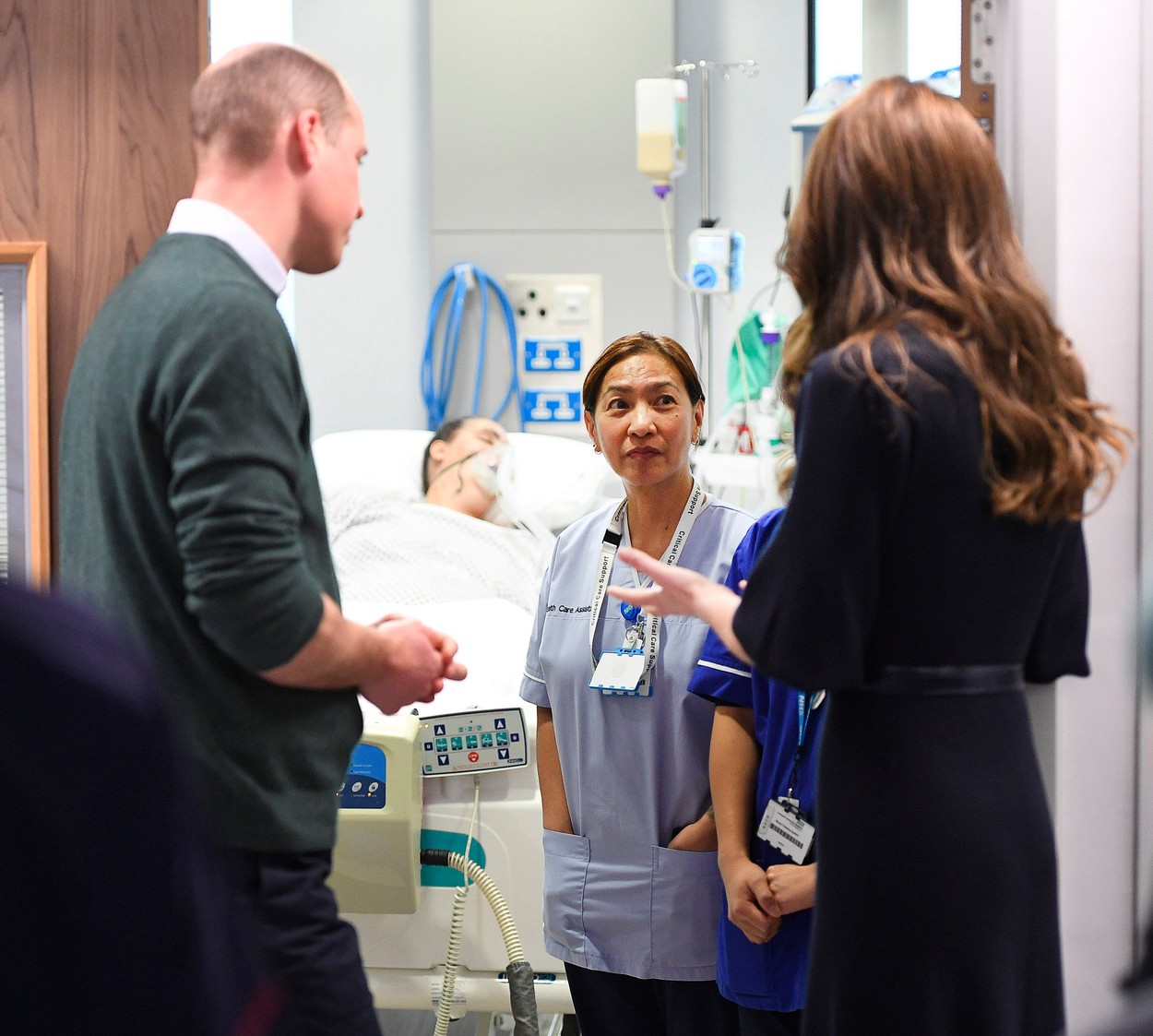 Prințul William și Kate Middleton în timp ce poartă o conversație cu medicii din Liverpool
