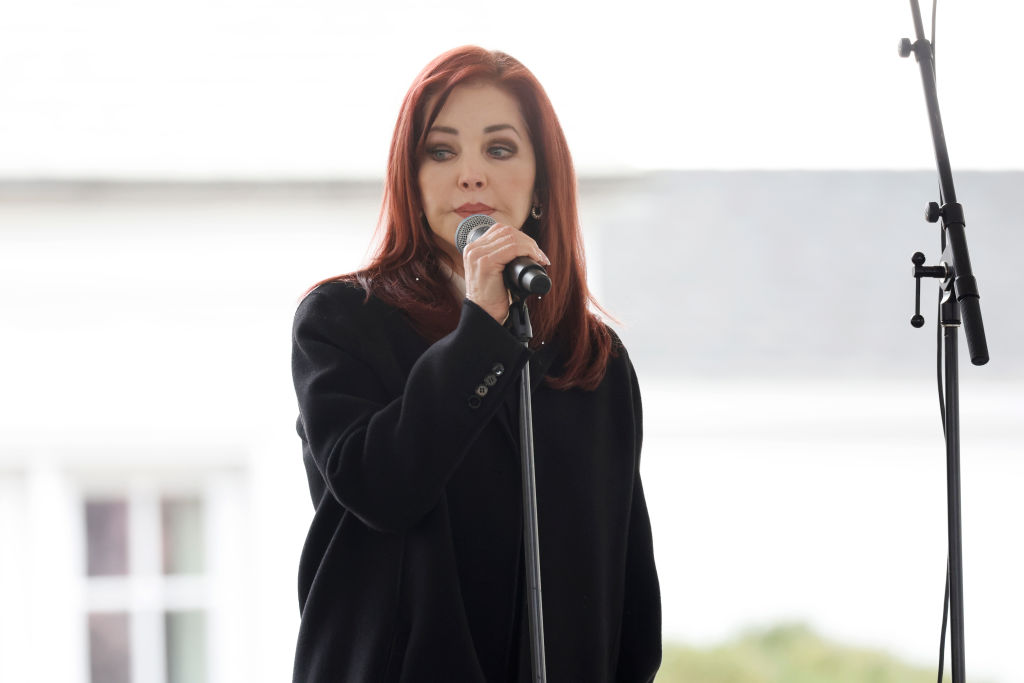 Priscilla Presley a ținut un discurs la memorialul Lisei Marie Presley
