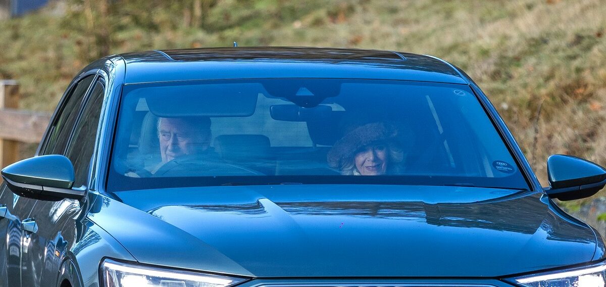 Regele Charles, alături de Regina Camilla, într-o mașină, în timp ce se îndreptau către biserică