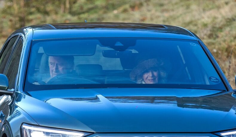 Regele Charles, alături de Regina Camilla, într-o mașină, în timp ce se îndreptau către biserică