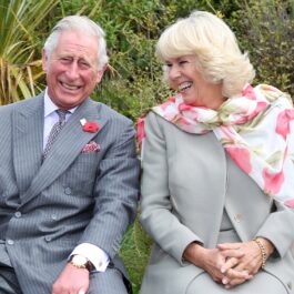 Regele Charles la costum alături de soția sa, Camilla Parker Bowles într-un portret oficial în timp ce stau împreună pe o bancă