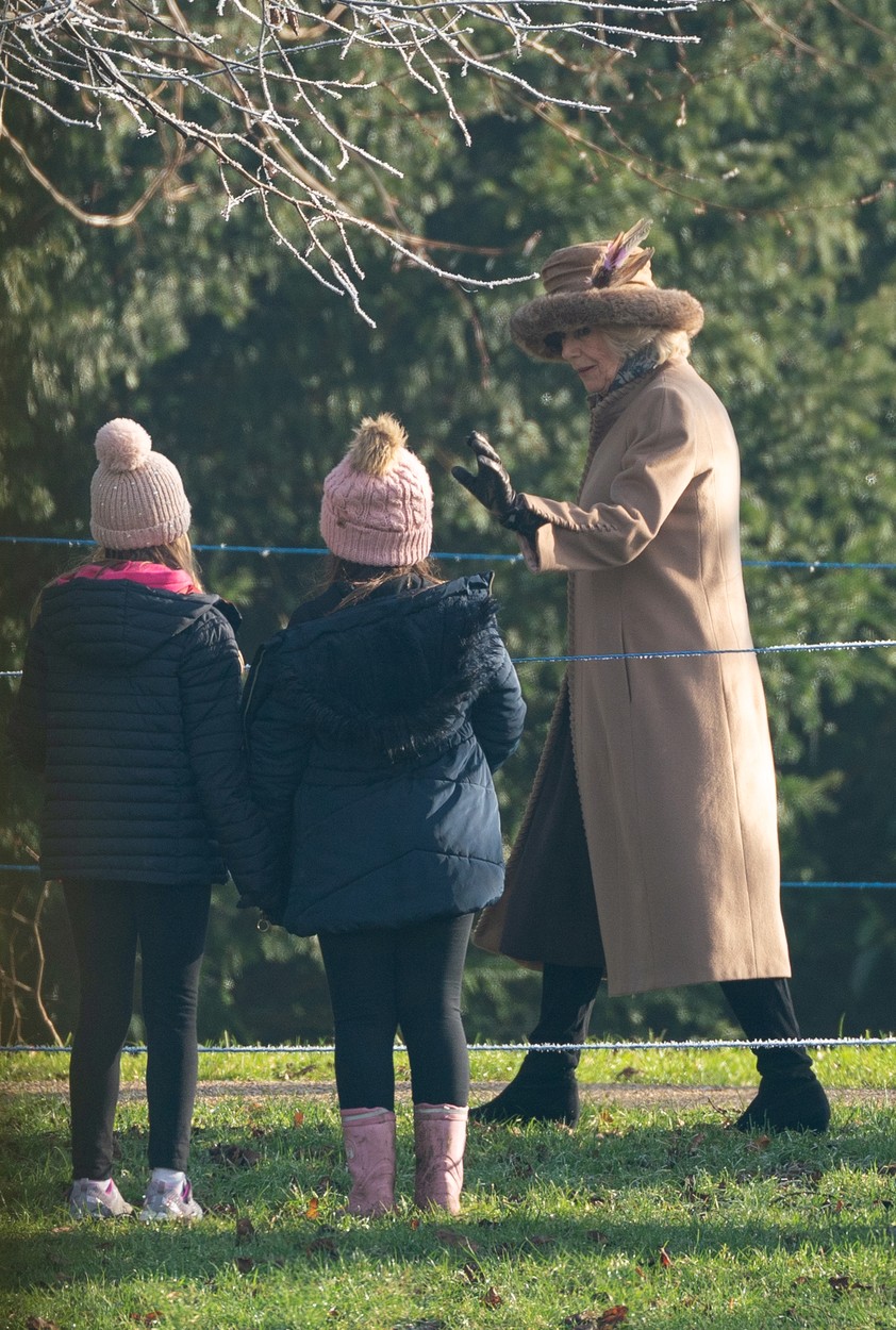 Regina Camilla vorbește cu un grup de copii