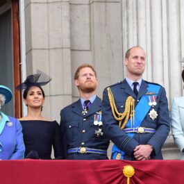 Regina Elisabeta alături de Meghan Markle, Prințul Harry, Prințul William și Kate Middleton