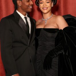 Rihanna într-o rochie neagră alături de Rocky în timp ce pozează la Globurile de Aur 2023