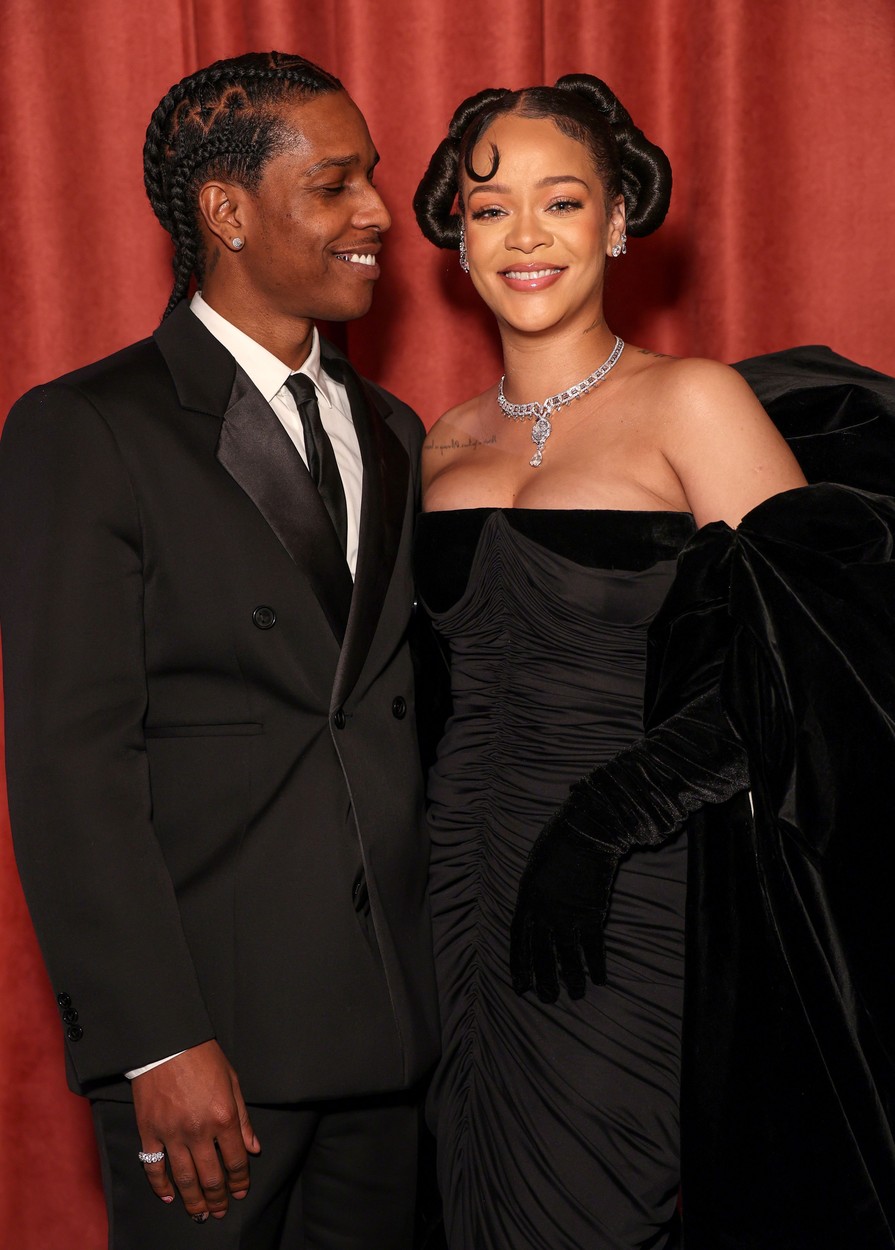 Rihanna într-o rochie neagră alături de Rocky în timp ce pozează la Globurile de Aur 2023