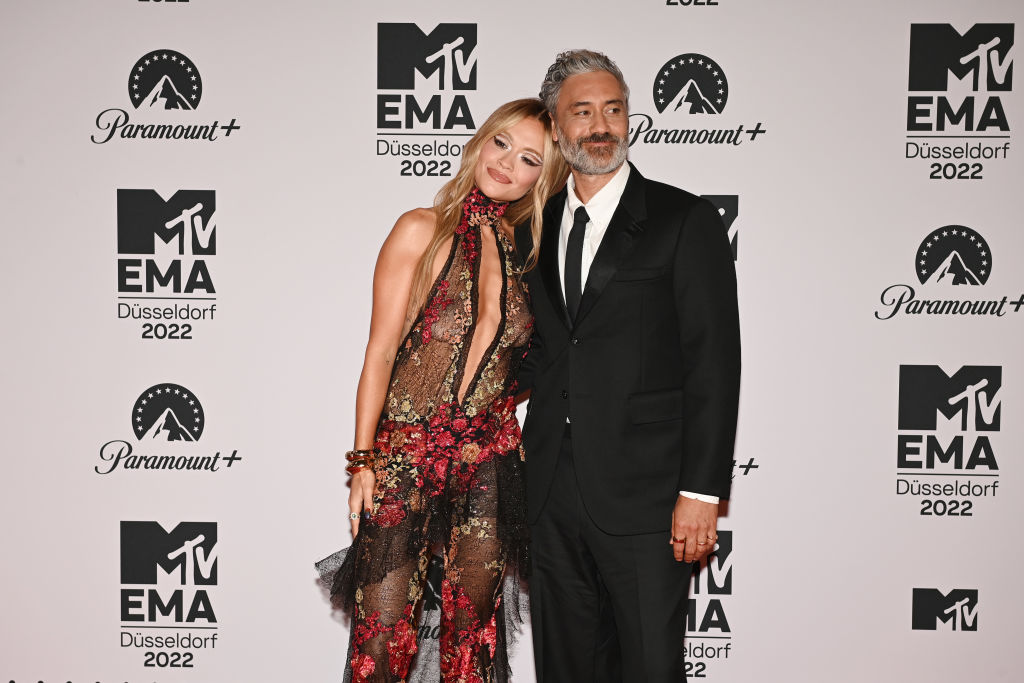 Rita Ora, elegantă, într-o rochie transparentă, alături de soțul ei, la un eveniment