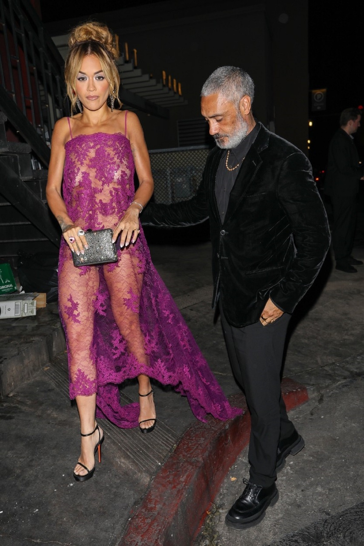 Rita Ora într-o rochie din dantelă alături de soțul său, Taika Waititi