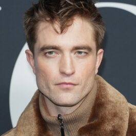 Robert Pattinson într-o fotografie portret la Săptămâna Modei de la Paris 2023