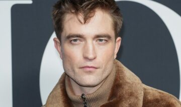 Robert Pattinson a purtat o fustă la Săptămâna Modei de la Paris 2023. Cum a pozat actorul din Batman pe covorul roșu