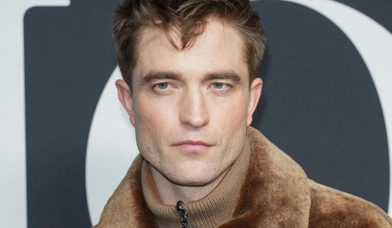 Robert Pattinson într-o fotografie portret la Săptămâna Modei de la Paris 2023
