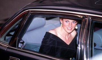 Rochia violet din catifea a Prințesei Diana a fost licitată cu peste 600 de mii de dolari. Cum arată ținuta iconică