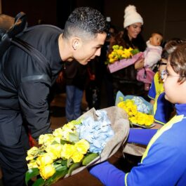 Cristiano Ronaldo a primit flori la sosirea pe aeroport