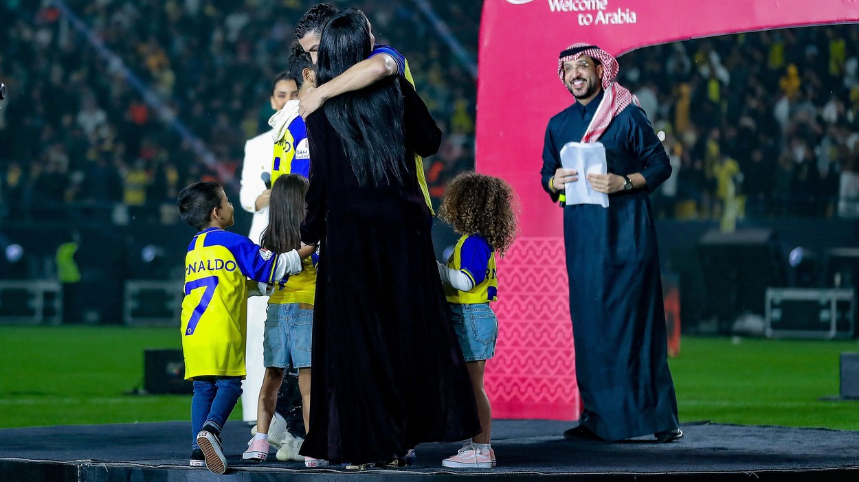 Ronaldo o îmbrățișează pe Georgina pe stadionul echipei Al-Nassr