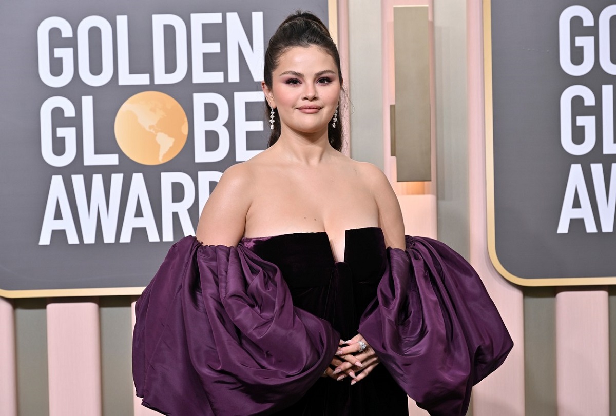 Selena Gomez poartă o ținută elegantă de culoare neagră cu mâneci voluminoase de culoare mov