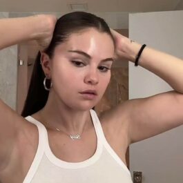 Selena Gomez fără machiaj în timp ce se filmează pentru TikTok