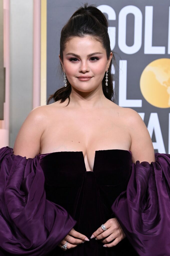 Selena Gomez poartă o rochie elegantă cu un decolteu îndrăzneț în cadrul Globurilor de Aur 2023