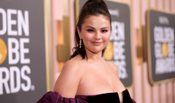 Selena Gomez, într-o rochie cu umeri bufanți, mov, la Globurile de Aur