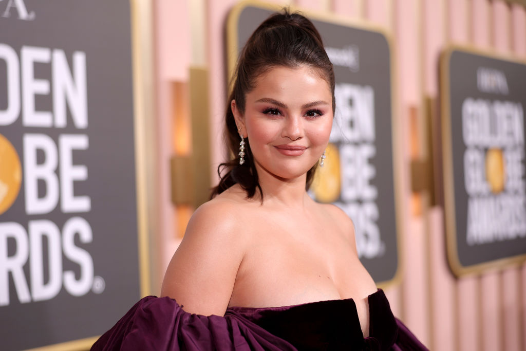 Selena Gomez, într-o rochie cu umeri bufanți, mov, la Globurile de Aur