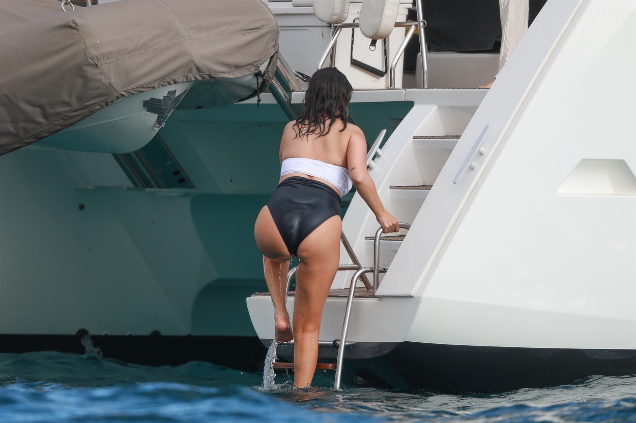 Selena Gomez, fotografiată cu spatele, în timp ce urcă pe un iaht