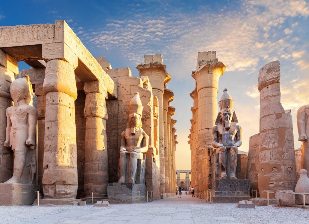 Imagine de tip panoramă care surprinde templul Luxor din Egipt într-o zi însorită de vară